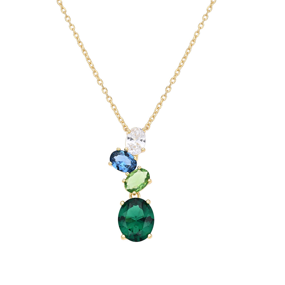 Colar Galia em banho dourado com pendente de zircónia redonda verde esmeralda, detalhe da corrente fina para a loja Botip.pt.