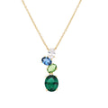 Colar Galia em banho dourado com pendente de zircónia redonda verde esmeralda, detalhe da corrente fina para a loja Botip.pt.